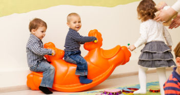 Schaukeltiere – Geliebte Spielzeuge von Anfang an Children on the rocking seesaw
